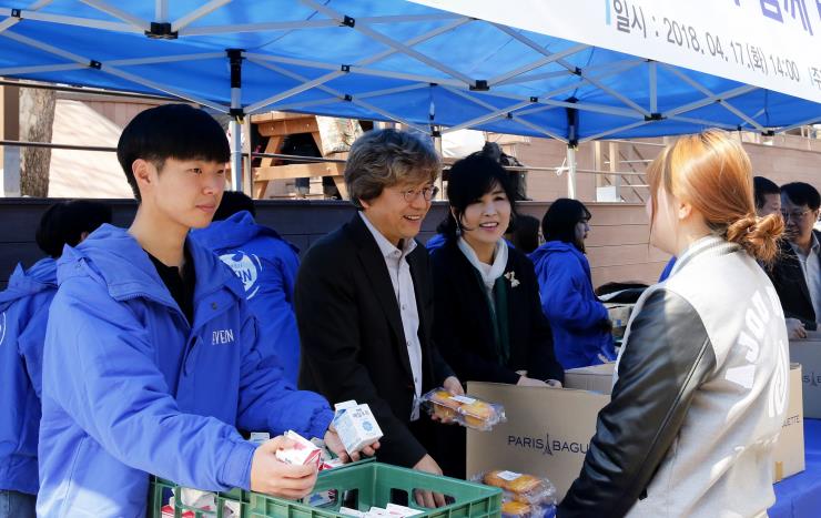 중간고사 앞둔 학생 격려..'총장빵' 행사 열려